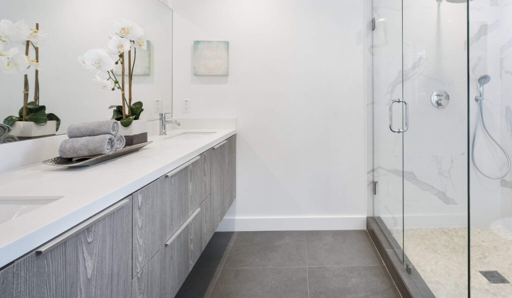 Acrylic-Focused Bathroom is Easy to Clean